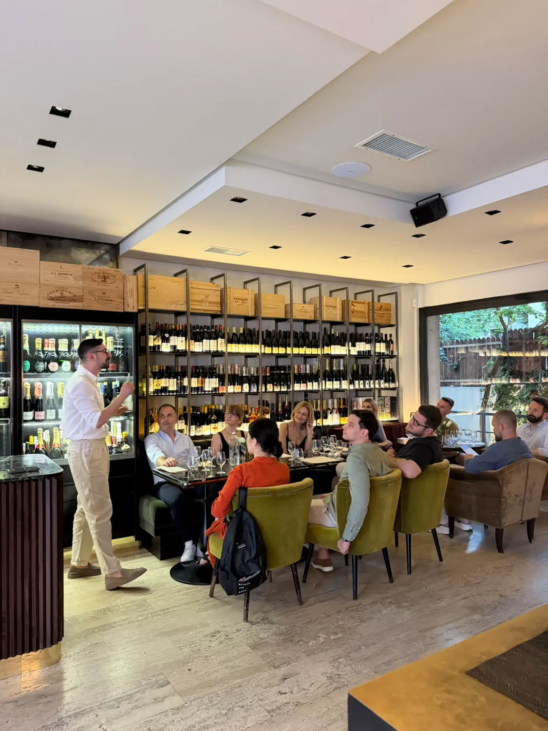 Degustare printre rafturile de vin