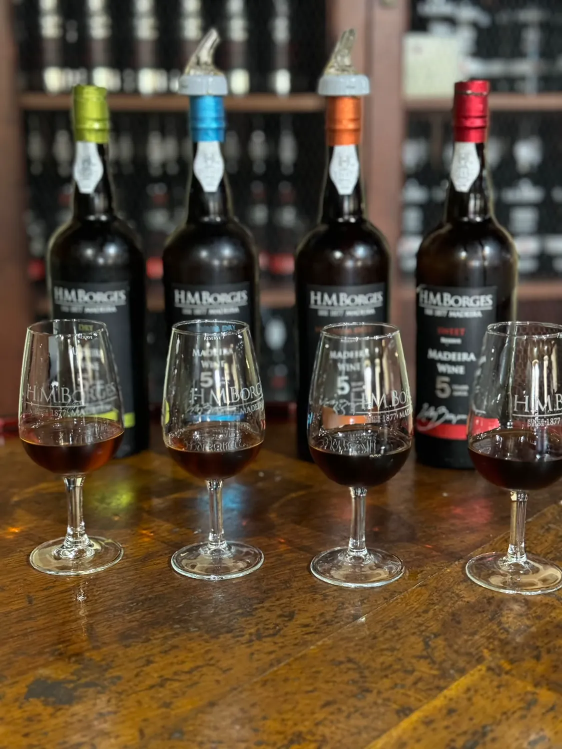 Flight de degustare: patru vinuri aliniate în pahare