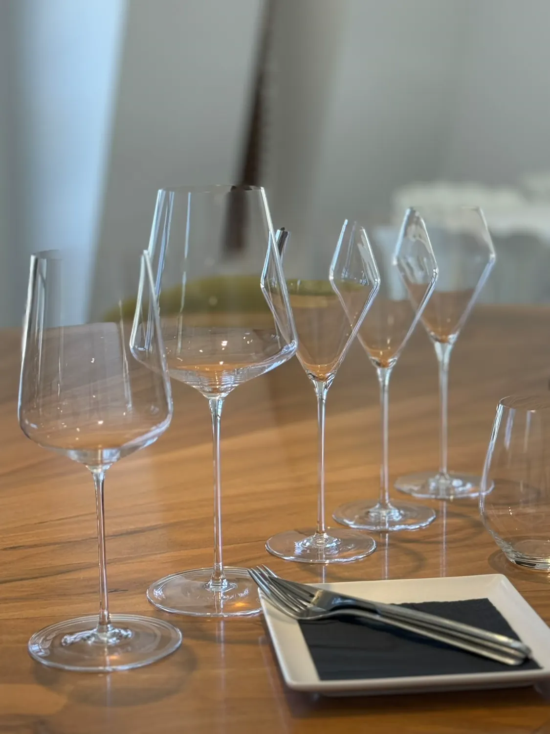 Pahare de cristal pregătite pentru degustare
